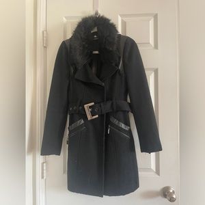 Bebe 50% / 50% poly wool coat from the 00’s with a detachable faux fur collar.